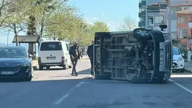 Otomobile çarpan araç yan yattı