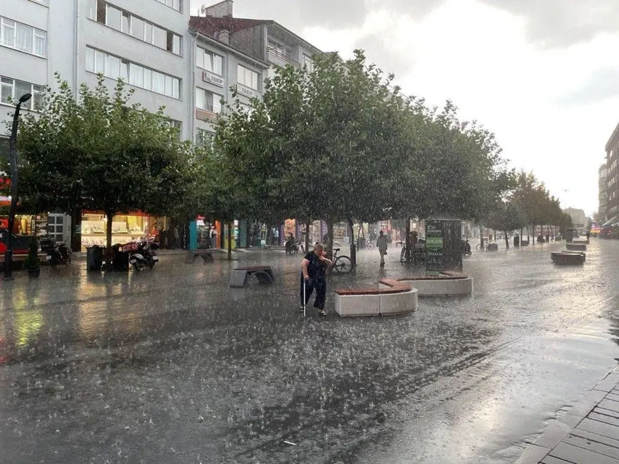 Meteorolojiden ve AKOM'dan uyarı: İstanbul dahil 10 il için sarı ve turuncu kod 