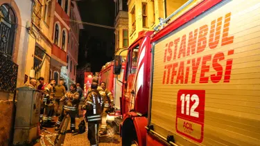 Fatih’te 4 katlı binada çıkan yangında 2 kişi yaralandı