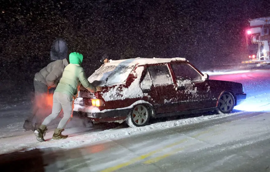 Kırklareli'nde kar yağışı etkisini arttırdı: Sınır kapısında ulaşım durma noktasında 7