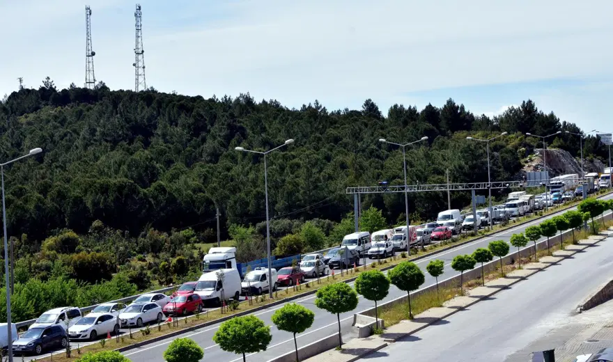 Muğla'da 4 kilometrelik araç kuyruğu 1
