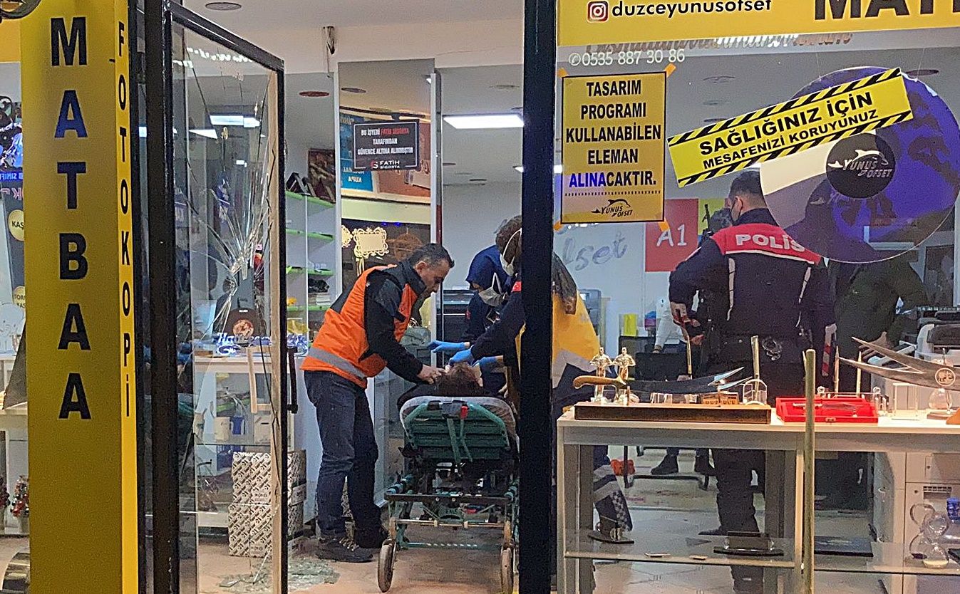 Düzce'de cam kapıyı fark etmeyen kişi hastanelik oldu