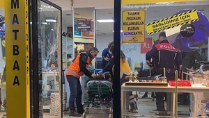 Düzce'de cam kapıyı fark etmeyen kişi hastanelik oldu Düzce'de cam kapıyı fark etmeyen kişi hastanelik oldu