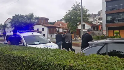 Tanımadığı kadına gül vermek isteyen mühendis, reddedilince bıçak çekti