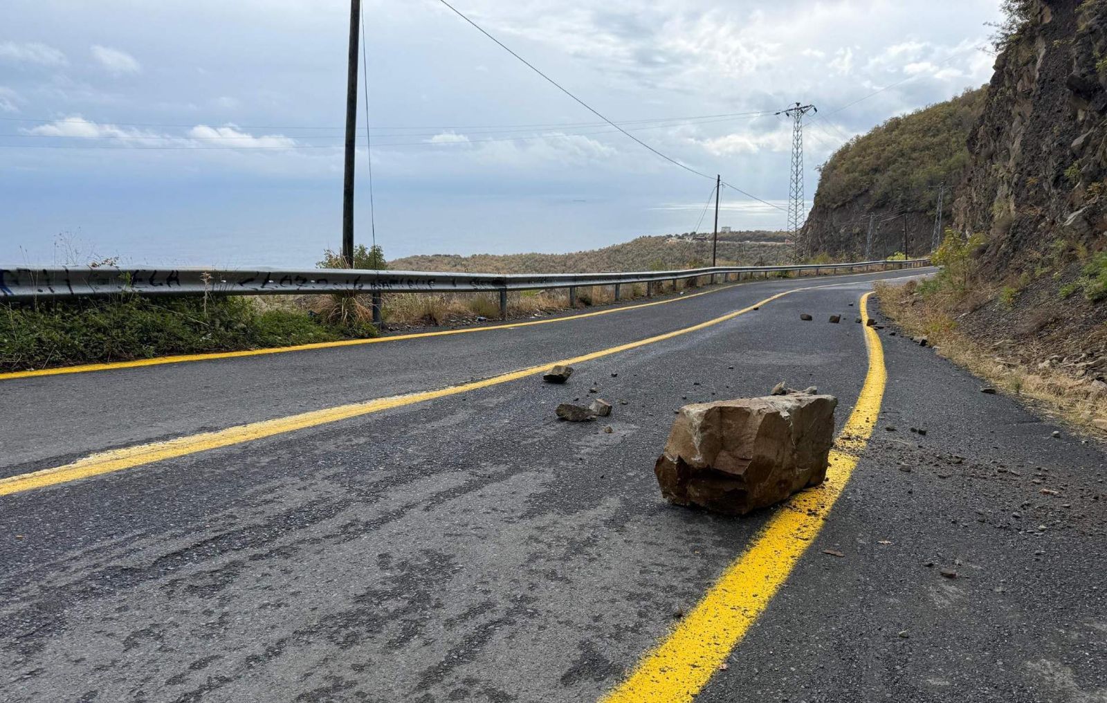 Tekirdağ'da yamaçtan kopan kaya parçaları yolu kapattı