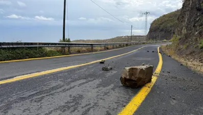 Tekirdağ'da yamaçtan kopan kaya parçaları yolu kapattı