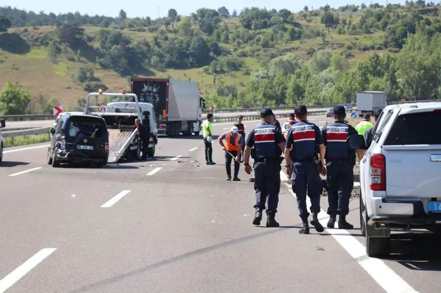 Seyir halinde lastiği patlayan araç kaza yaptı: 9 yaralı 3