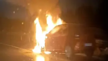 Antalya&#x27;da seyir halindeki otomobil alev aldı