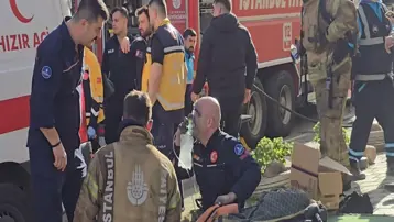 Asansörde çıkan yangında anne ve çocuğu mahsur kaldı