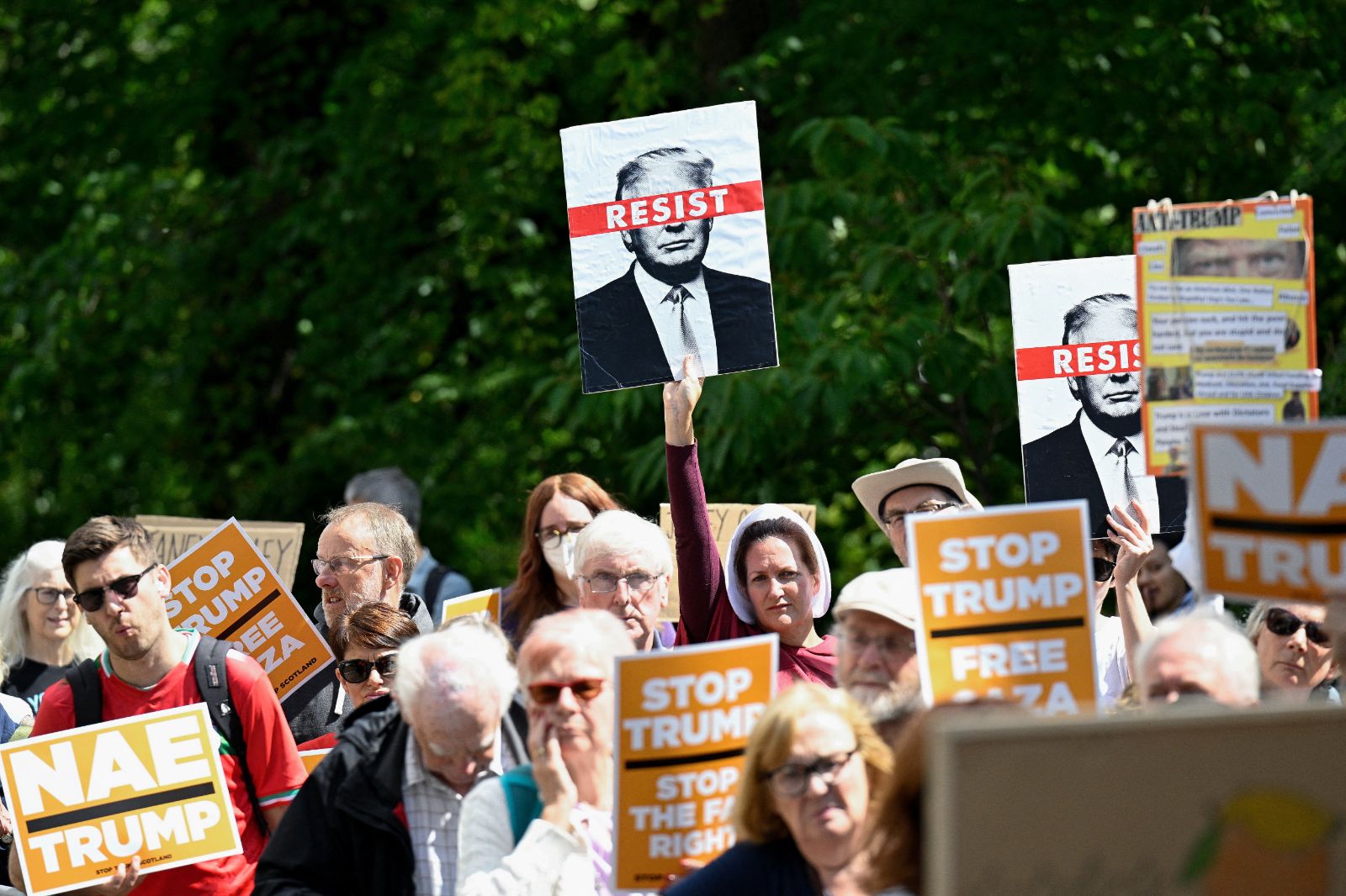 Trump İskoçya'da: Golf oynarken protesto edildi