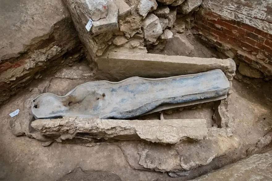 Notre-Dame'ın altındaki ürkütücü tabutun gizemi çözüldü: Süvari olarak adlandırılan cesedin kimliği açıklandı 2 Notre-Dame'ın altındaki ürkütücü tabutun gizemi çözüldü: Süvari olarak adlandırılan cesedin kimliği açıklandı 2