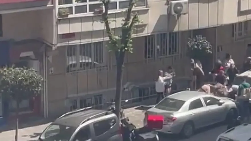 Genç kızlarınkavgasına aileler de dahil oldu, mahalle karıştı 1 Genç kızlarınkavgasına aileler de dahil oldu, mahalle karıştı 1