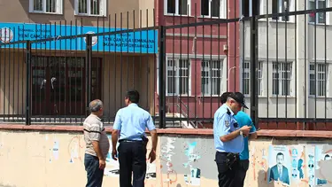 Okul bahçesindeki bayrak indirildi