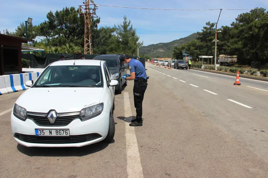 Bodrum’a giren araç sayısı bir günde yüzde 25 arttı 1 Bodrum’a giren araç sayısı bir günde yüzde 25 arttı 1