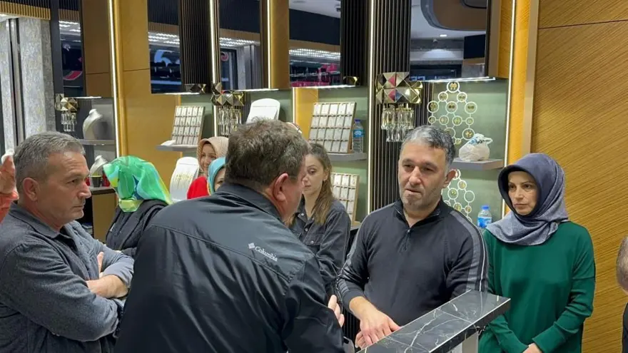 Dilan Polat dedikodusu ilçeyi karıştırdı | Altını olan kuyumcuya koştu 3