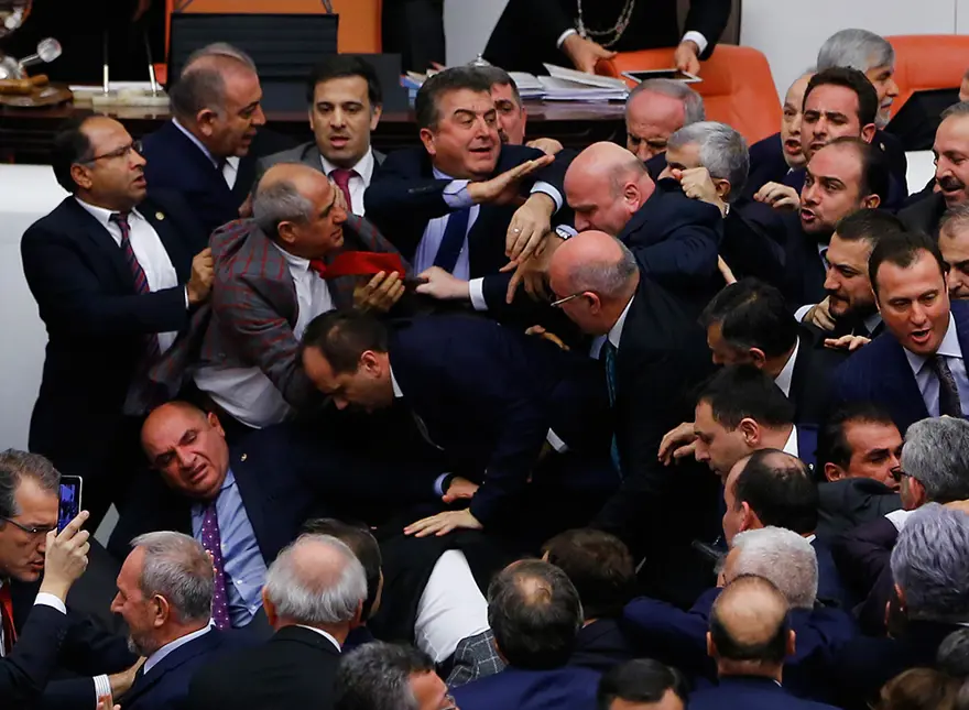 Meclis'te yumruklu kavga 18
