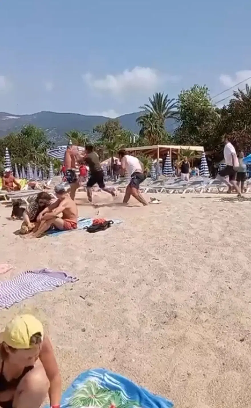 Alanya'da turiste saldırı: Şezlong fiyatını fazla bulup eşyalarını kuma koyunca dövdüler! 1 Alanya'da turiste saldırı: Şezlong fiyatını fazla bulup eşyalarını kuma koyunca dövdüler! 1