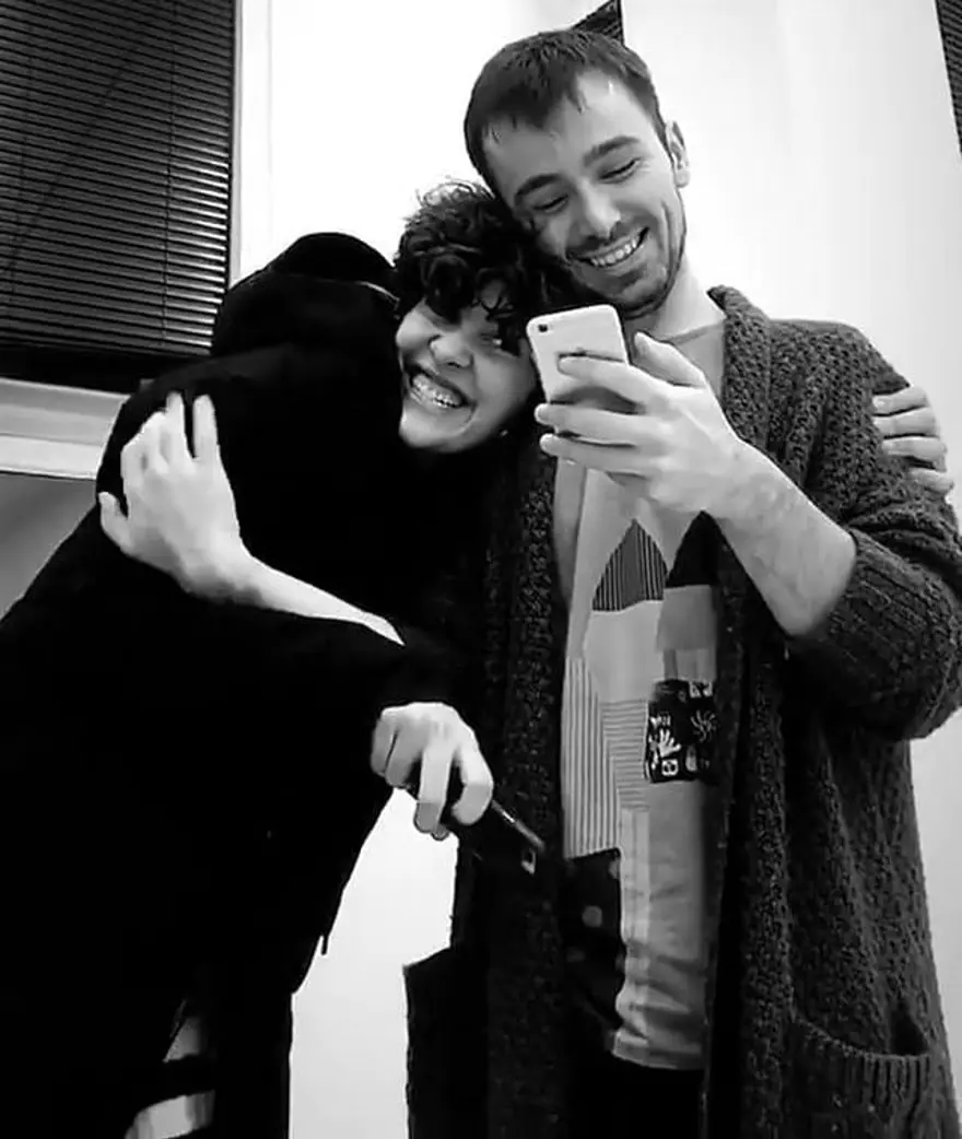 Bergüzar Korel 15 yıl sonra tiyatro sahnesinde (Kızlar ve Oğlanlar) 