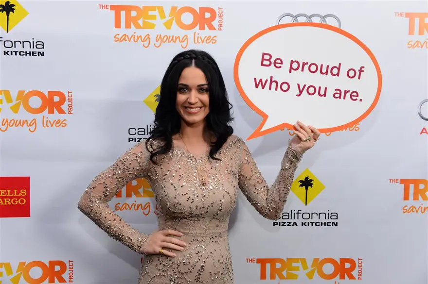 Erkek kostümüyle sahneye çıktı 10