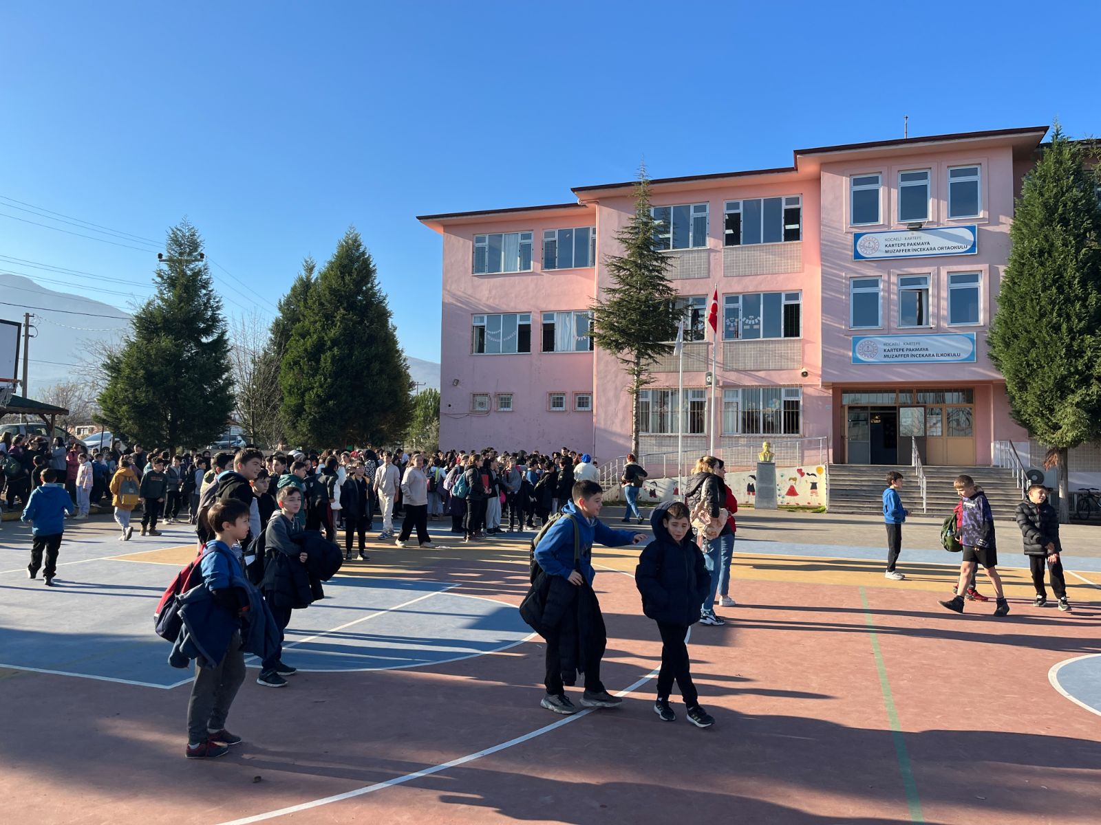Okulda panik: Kazandairesi yandı, öğrenciler dışarı çıkarıldı