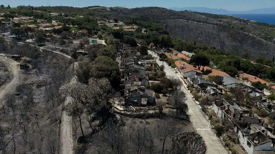 İzmir'de yangın sonrası kahreden görüntü: Tatil merkezi griye büründü 3 İzmir'de yangın sonrası kahreden görüntü: Tatil merkezi griye büründü 3