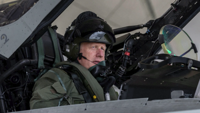 Boris Johnson savaş uçağı koltuğunda