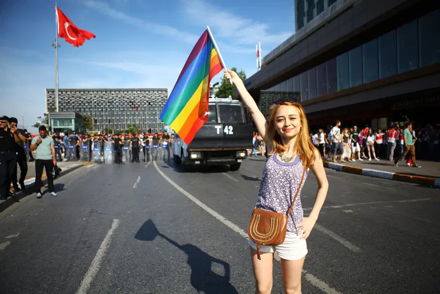 Taksim'deki LGBT Onur Yürüyüşü'ne polis müdahalesi 13