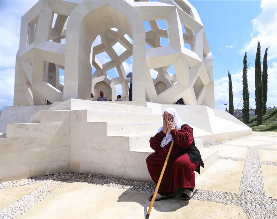 "Şehitler Makamı"na yoğun ilgi 15 "Şehitler Makamı"na yoğun ilgi 15
