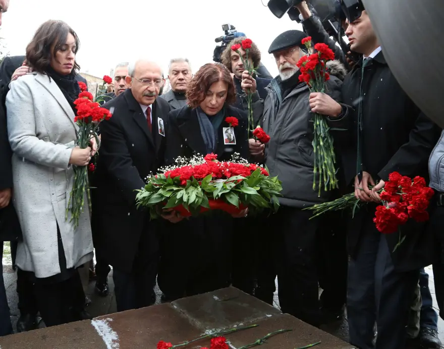 Gazeteci Uğur Mumcu katledilişinin 25'inci yılında anıldı 7 Gazeteci Uğur Mumcu katledilişinin 25'inci yılında anıldı 7