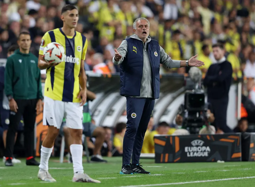 Fenerbahçe Avrupa Ligi'ne galibiyetle başladı: Kadıköy'de 3 gol 2 kırmızı kart! 18