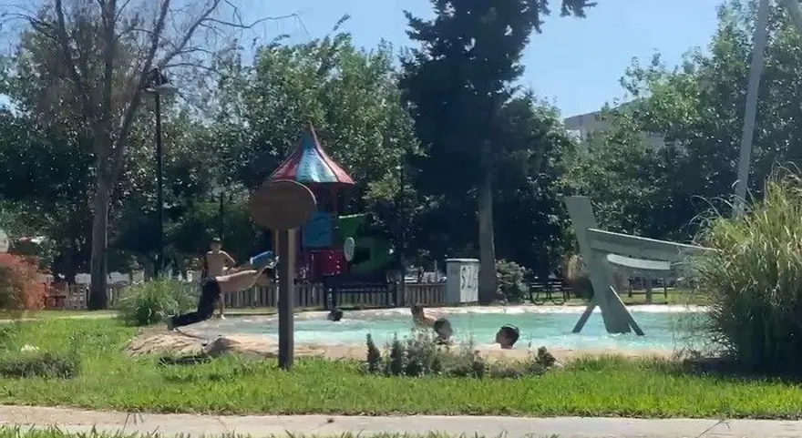 Tehlikeli serinlik! Sıcaktan bunalınca süs havuzuna girdiler 1