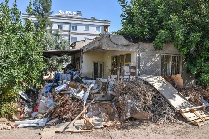 Çöp ev operasyonu: 2 evden 12 kamyon çöp çıkarıldı 