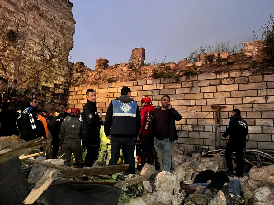 Fatih'te tarihi surlarda çökme: Enkaz altında kalan bir kişi hayatını kaybetti 6