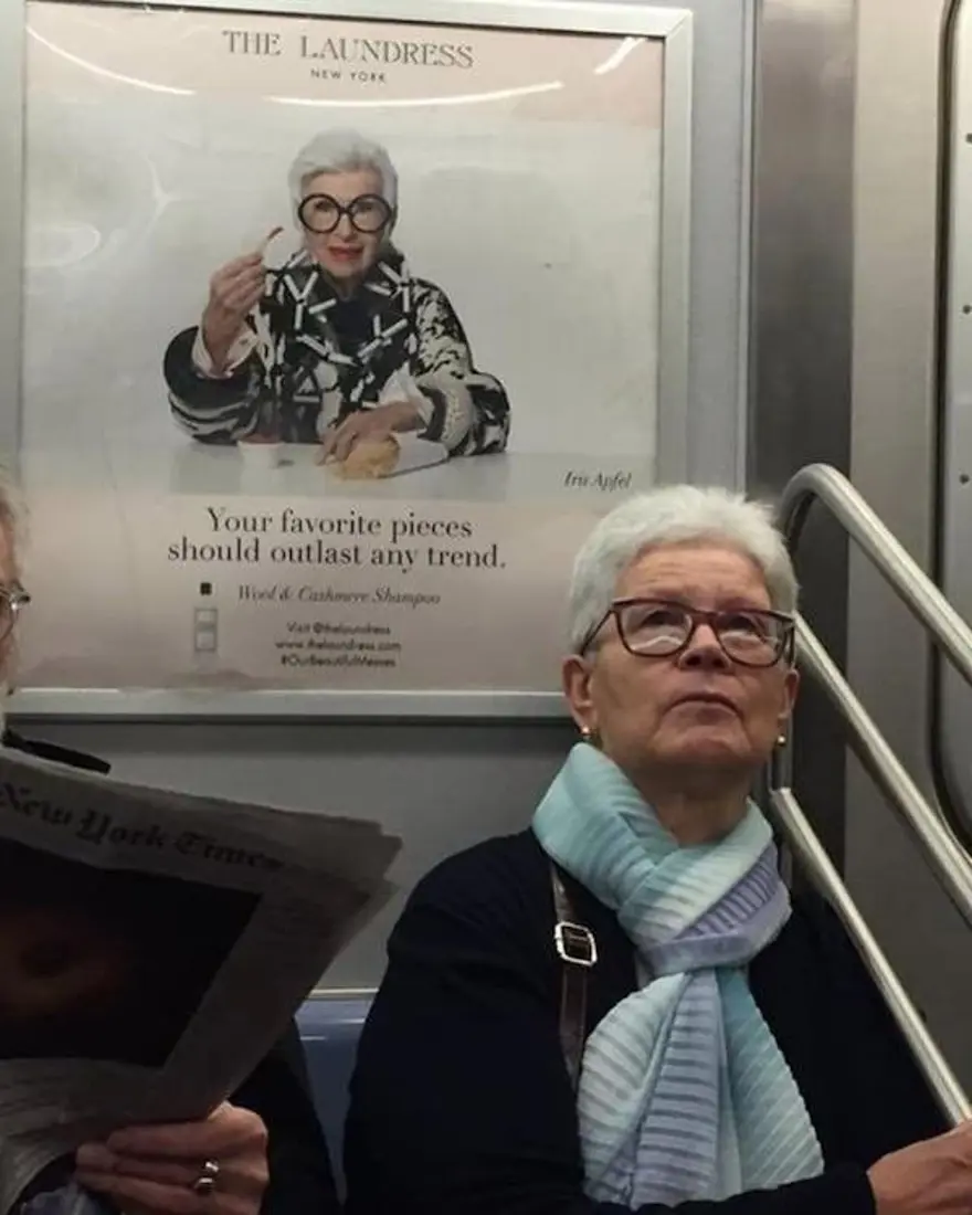 Reklam panosunda ikizinizle karşılaşsanız ne yapardınız? (Metroda fenomen oldular) 