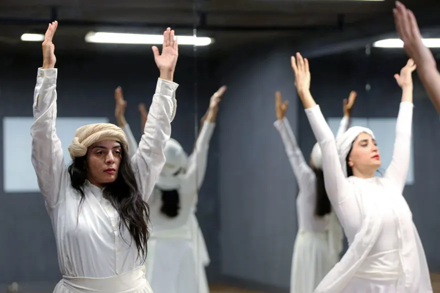 İranlı kadın dansçıların en büyük arzusu halka açık performans sergilemek 18