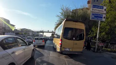 Yayaların canını tehlikeye attı: İstanbul’da minibüs kaldırımdan gitti
