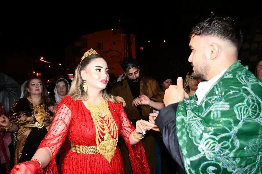 Şırnak’ta2 gün 2 gece süren aşiret düğünü: Gelin ve damada 2 milyon liralık takı takıldı 1