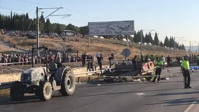 Üzüm işçilerini taşıyan traktörle minibüs çarpıştı: 2 ölü 9 yaralı