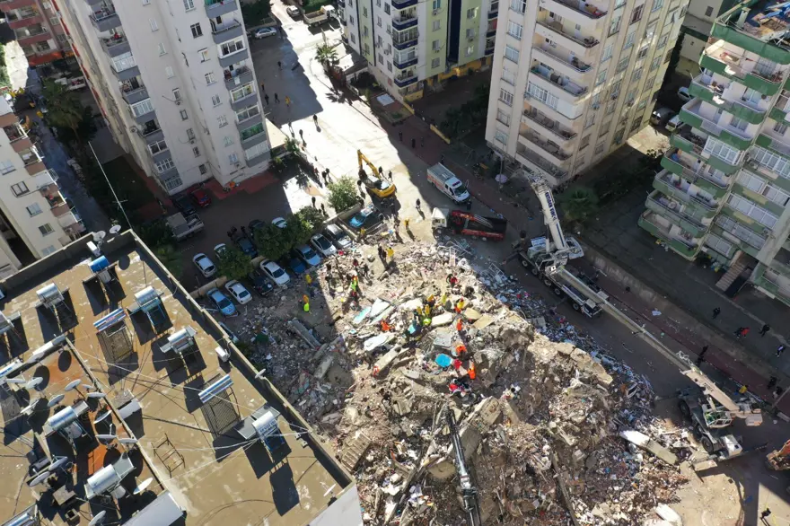 Deprem bölgesinden çarpıcı fotoğraflar: Binalar yerle bir oldu! 10