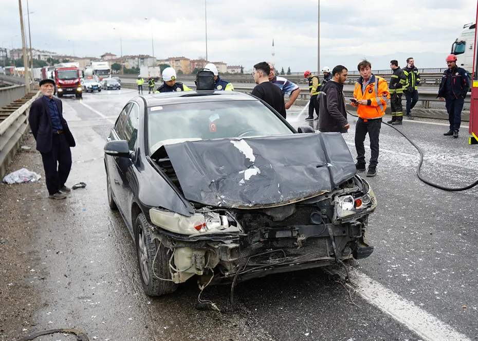 Trafik durdu. TEM Otoyolu’nda 7 araç birbirine girdi