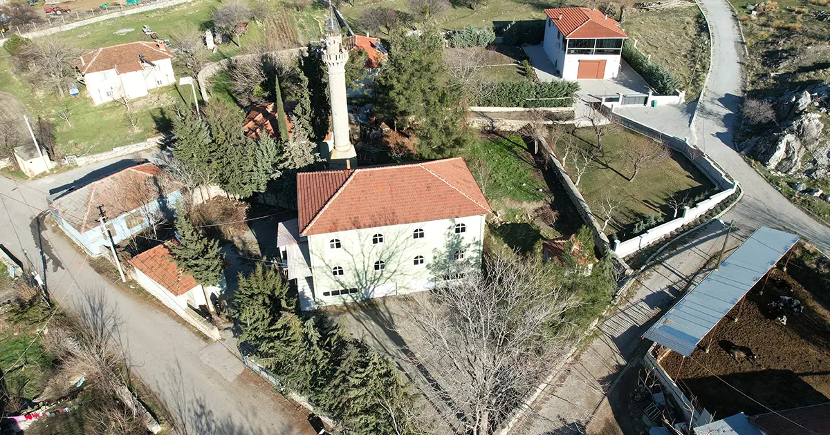 25 yıl önce arazilerini bağışlayıp cami yaptırdılar. Şimdi icralık oldular