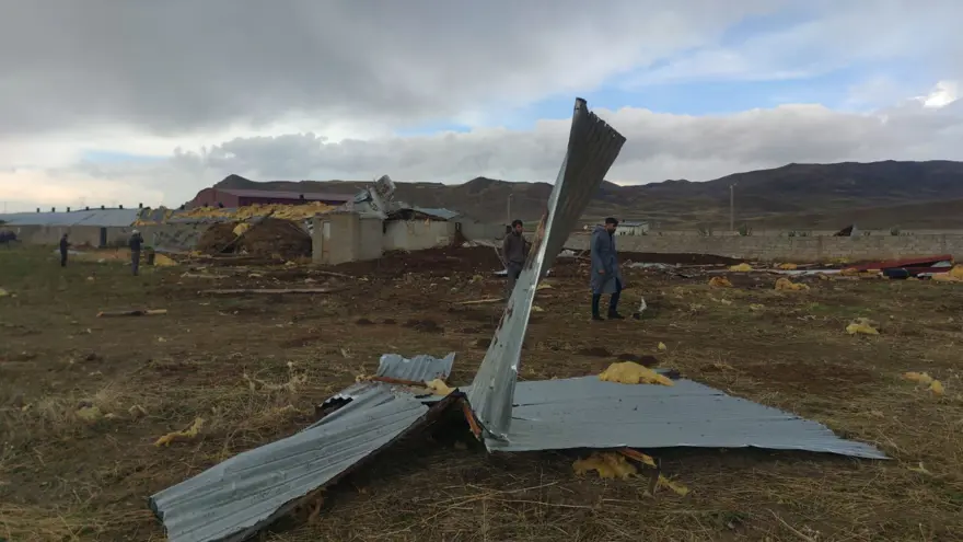 Hortum 4 ahırın çatısını uçurdu 2