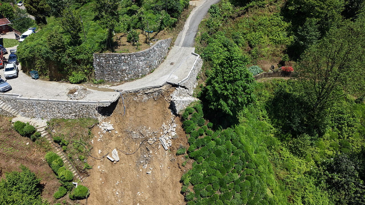 Sağanak hayatı felç etti. Yol çöktü, mahalleye ulaşım kapandı