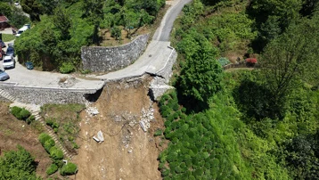 Sağanak hayatı felç etti. Yol çöktü, mahalleye ulaşım kapandı