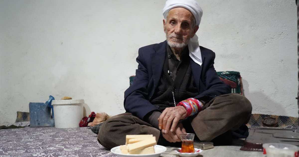 Yarım asırdır sadece çay ve gofretle besleniyor. Rüstem Dede görenleri hayran bırakıyor