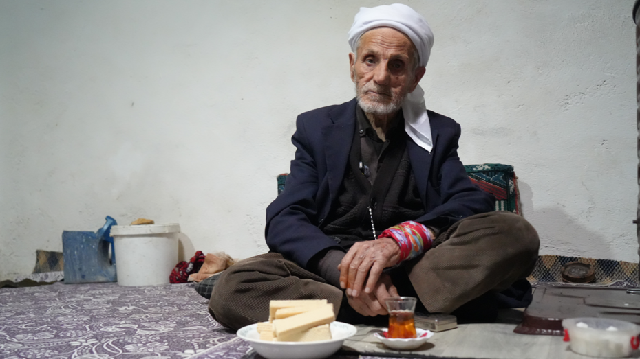 Yarım asırdır sadece çay ve gofretle besleniyor. Rüstem Dede görenleri hayran bırakıyor 