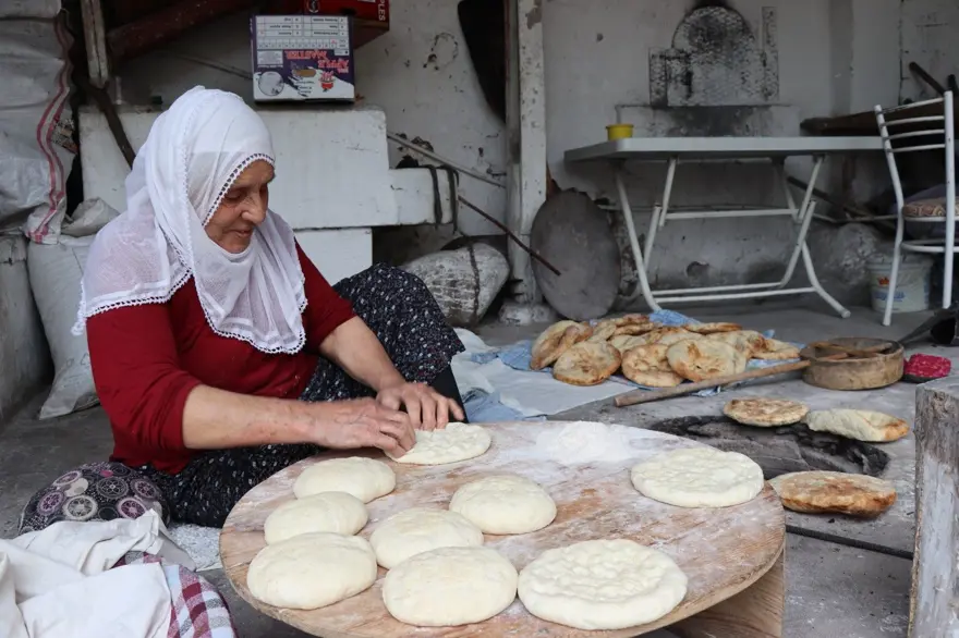 Uzun süre bayatlamayan ekmekler böyle pişiriliyor: Gelenek Erzurum'da sürüyor 2