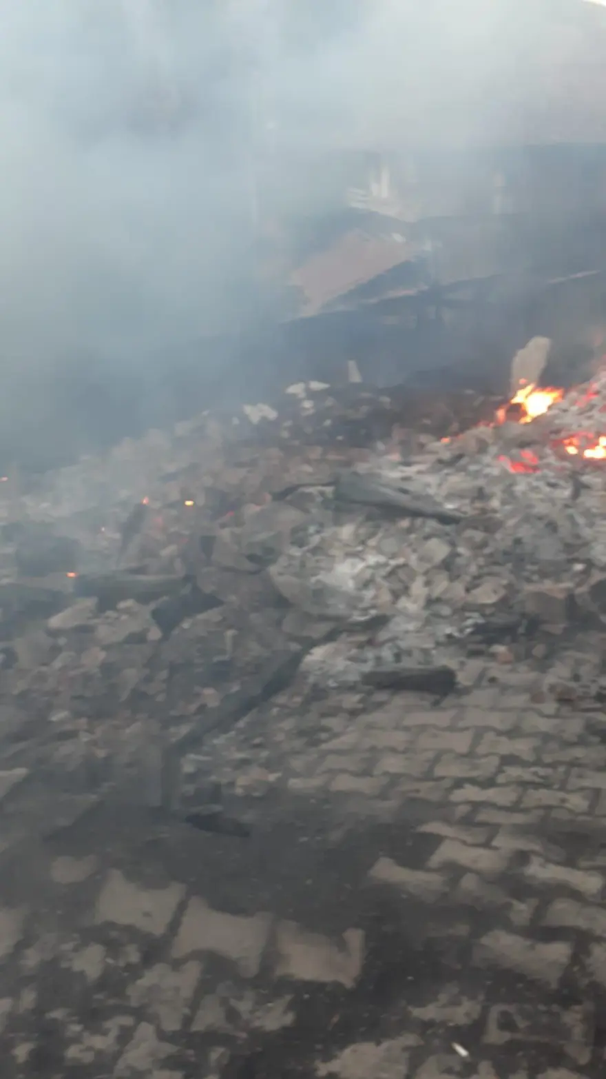 Samanlıktaki yangın evleri yaktı 2 Samanlıktaki yangın evleri yaktı 2