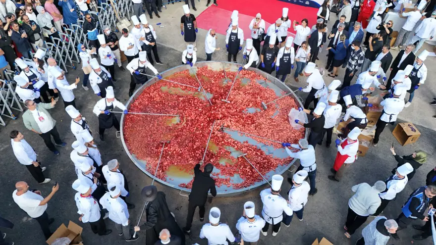 Dev tavada 30 şef pişirdi: Afyon'da yapılan sucuklu yumurta Guinness'e girdi 1 Dev tavada 30 şef pişirdi: Afyon'da yapılan sucuklu yumurta Guinness'e girdi 1