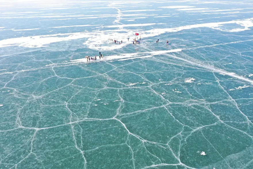 Buzla kaplı Çıldır Gölü'nün cazibesi artıyor 1